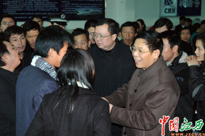 杨宪萍董仚生看望鹰潭火车站滞留旅客(图)