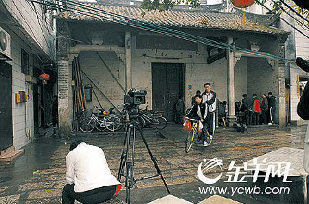 猎德挖出古炮或木头神秘入祠堂遮掩裹布衣