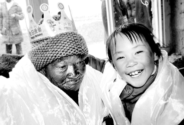 卓嘎向她献哈达,祝贺她的117岁生日索朗罗布村里妇女跳起欢乐的舞蹈