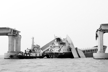 4名船员失踪,包括船长,大副和二副,事故发生时他们很可能留在驾驶舱