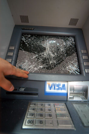 没找到工作,钱也花光了,"我身上一分钱没有,看到别人都在取款机上取钱