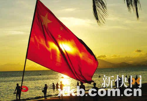 美丽的三亚湾海滩,一面五星红旗在沙滩上随风飘扬.