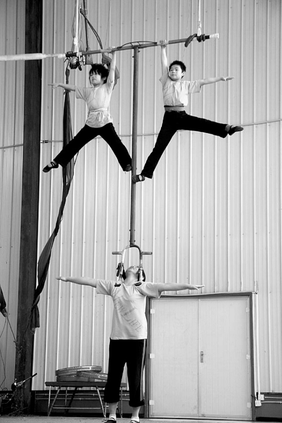 残疾演员表演杂技辽宁省残疾人杂技团有4名"袖珍男子汉",他们都是成年