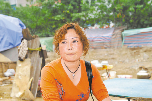 地震发生后,绵竹市沈玉容老师将五十多名学生从二楼扔到了楼下现铺好