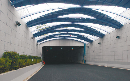 如今沈城的过河桥基本都是双向8车道,五爱隧道双向6车道能承载巨大