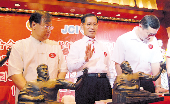 郑律成雕像赠韩国客人