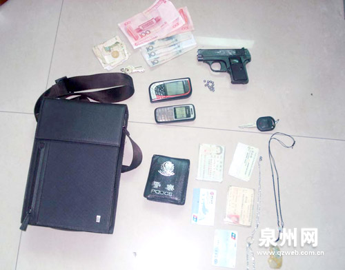 收缴上来的枪和其他物品车上藏枪,腰扎警用皮带,用警察标志的证件包