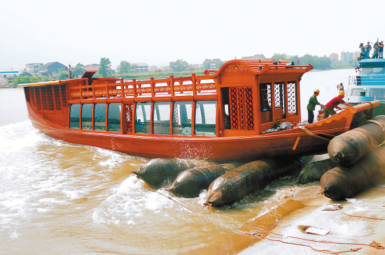 昨天下午,运河上第一艘大型餐饮漕舫"拱宸号"正式在萧山义桥附近下水