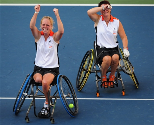 (左)和莎伦·瓦尔拉芬2-1战胜同胞埃丝特·费海尔和伊斯克·格里菲翁