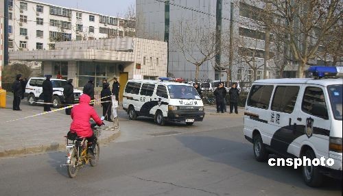 图为庭审结束后警车押解两名"毒老大"离开法庭.法庭将择日宣判.