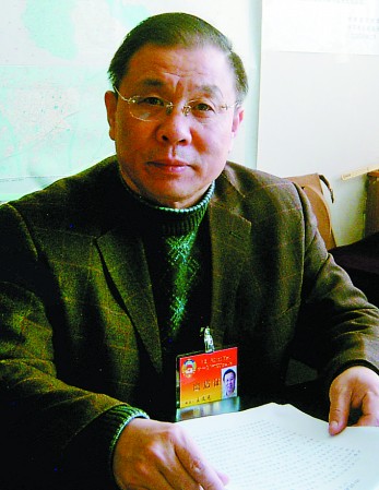 焦华说,医院应该从根本上降低医疗成本,减轻患者负担,针对药品销售中