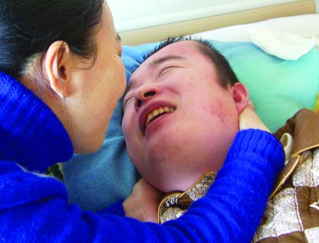 "植物人"为妻唱响生日歌