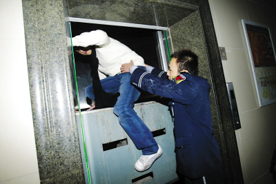 主城40处"扯拐电梯"网上曝光