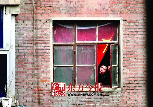 对面楼的居民看不过去,给今报打来热线投诉.