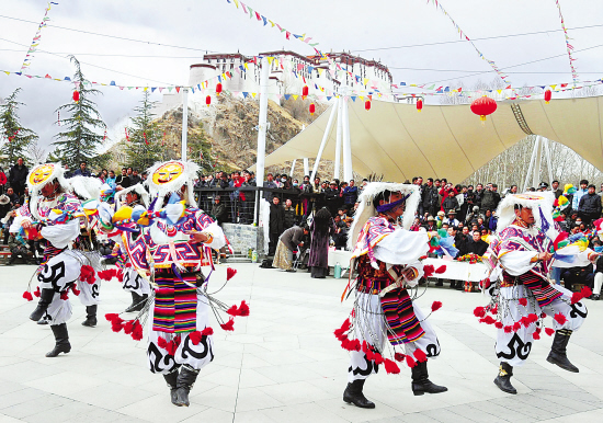 拉萨市民欢欢喜喜过藏历新年