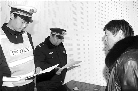 本报讯(程双记者李东阳摄影雷远东)昨日上午9时许,无证驾驶无牌机动车