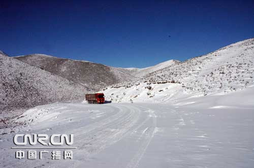 降雪裝點蒼茫河西大地也帶來交通不便