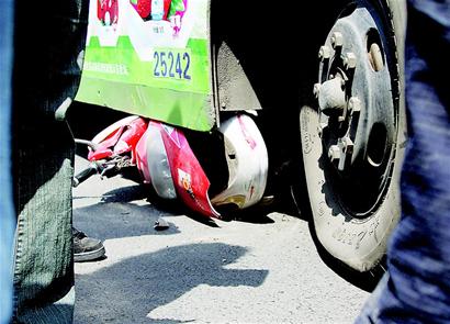 兒子在父親殞命車禍1月後從車輪下逃生組圖