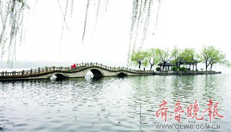 3月30日,春雨濛濛,薄霧縈繞的大明湖景色,宛如一幅水墨畫,令人流連