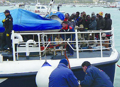 3艘非洲偷渡船沉没约300人失踪(图)