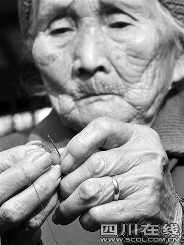 百岁婆婆穿针引线秀绝活