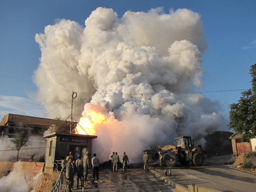 熊熊燃烧的黄磷,白色的烟雾弥漫了整个黄磷矿厂的上空 (供图)5月5日18