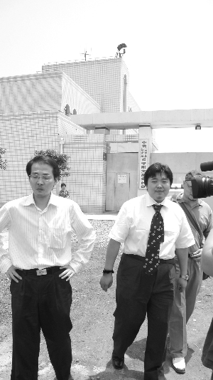 "20日下午,在会见完邓玉娇后,代理律师夏霖情绪突变,当众抹泪.