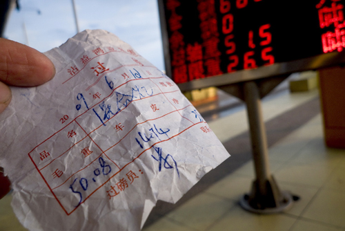 没让他复称就用货车堵了收费站