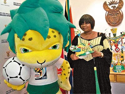 南非驻香港领事谭诺娜(右)介绍2010年世界杯吉祥物(图片来源:文汇报)