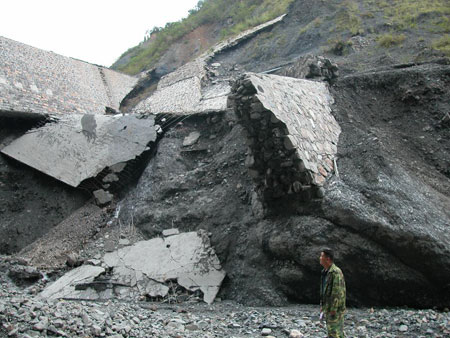 泥石流冲坏拦沙大坝 寻甸335名村民紧急转移