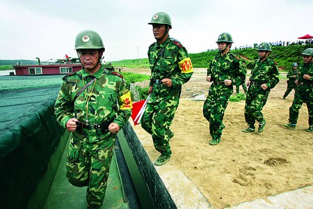 任城区民兵运河船运大队一队的队员迅速登船.