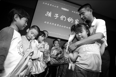 本报记者欧阳晓菲摄本报讯 (记者陈荞)北京sos儿童村首批8名适龄儿童