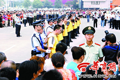 收"保护费"九混混领刑(图)