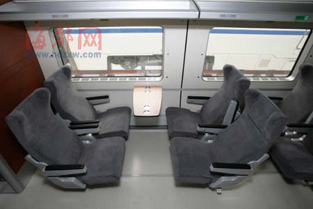 一等舱座位多了扶手,更为宽大舒适二等舱座位后面都配有小桌板高达