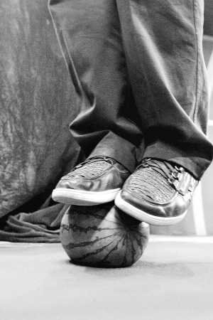 这小西瓜 140斤老汉没踩碎