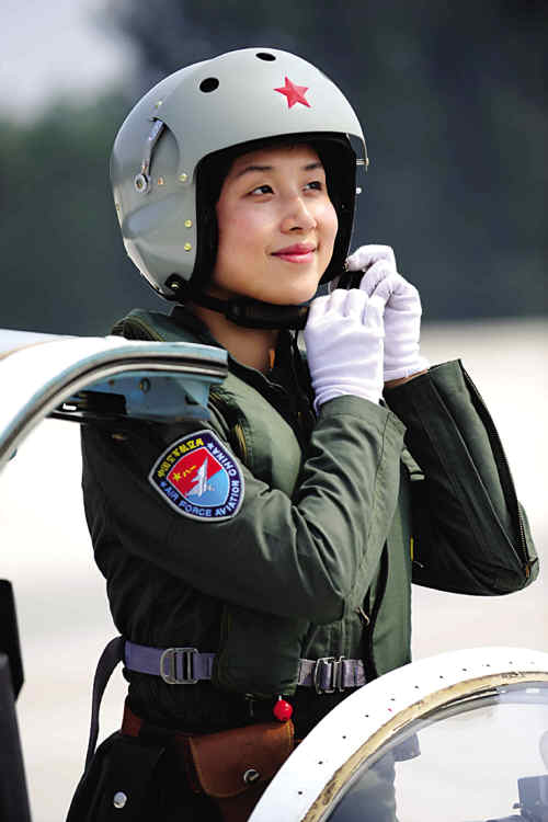 战斗机女飞行员的新型专用个体防护装备包括抗荷服,头盔,面罩,救生