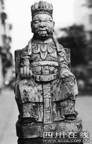 300岁酒圣公木雕像现身长宁