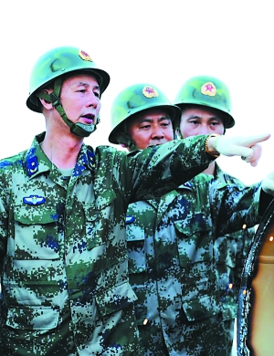 2009年林茂光(左一)在某工地现场指挥施工.图片来自《解放军生活》