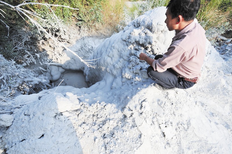 "石浆把鱼塘都染白了"