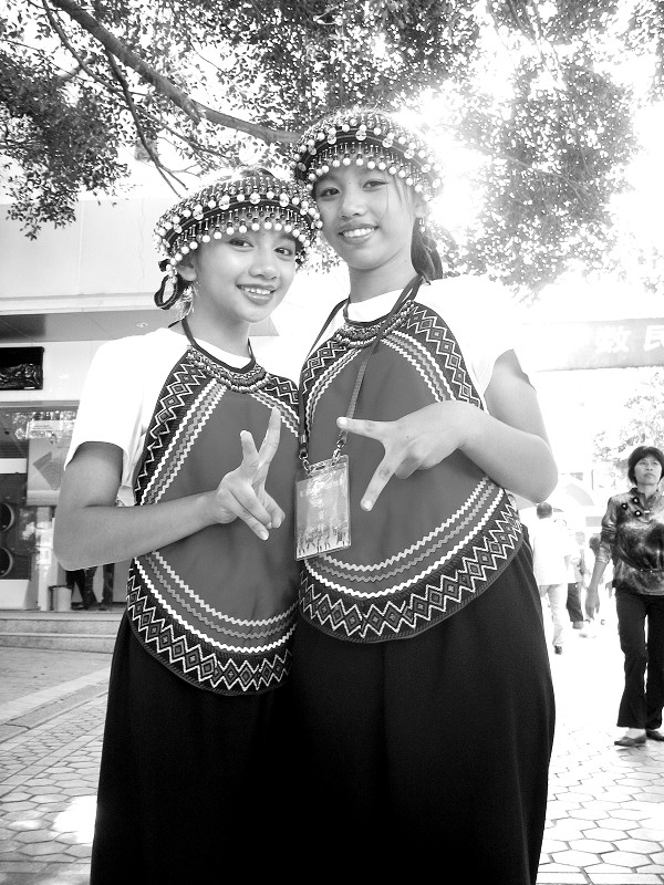 台湾布农族甜美"姐妹花 台湾布农族