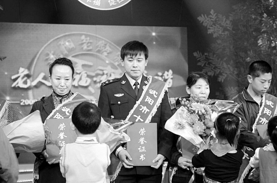 国内新闻 > 正文     从2002年到现在,杨勇等人一直坚持看望,照顾