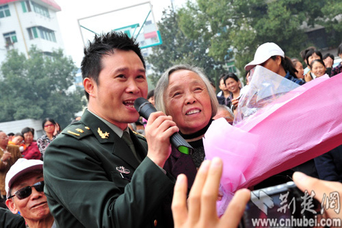 军旅歌手金波与宜昌老人共庆重阳节(图)