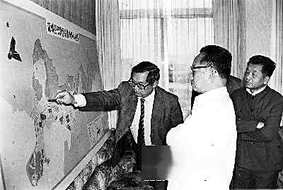 1983年,谷牧同志与广东省委书记吴南生同志一起,听取香港胡应湘先生