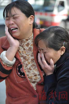 面包车遭腰斩两人惨死于拖车下