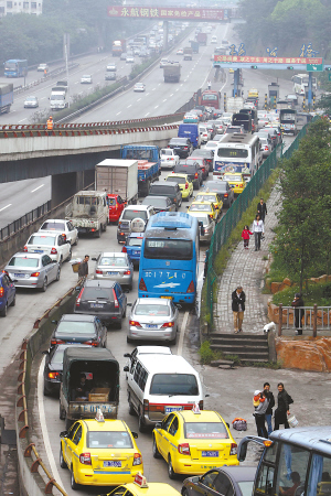 安裝機動車電子牌後,車輛進入收費站將不再擁堵(資料圖片).