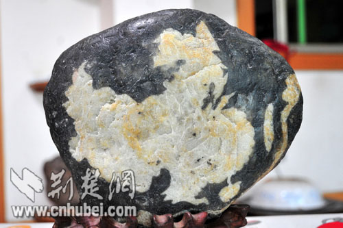 奇石收藏者郑方炎,在途经三峡大坝的路上偶然发现了这块中国地图石