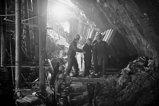 贵昆铁路隧道发生塌方8名被困人员全部获救2月6日,塌方事故第一名被困