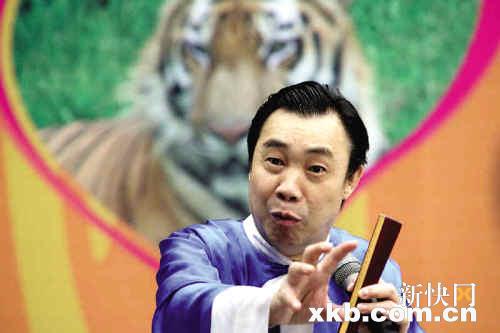 颜志图(左)和徒弟彭嘉志(左)是广州讲古界的两大明星.