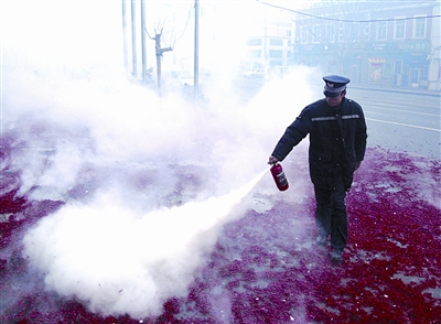 大连商家开门炮炸出近千吨垃圾