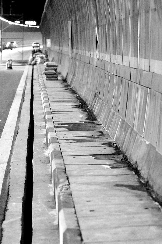 哗啦啦,隧道滴水像下雨